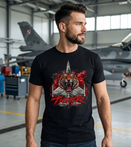 Koszulka TIGER DEMO TEAM na modelu mężczyzny stojącym bokiem