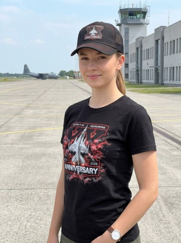 20 lat F-16 na młodej dziewczynie