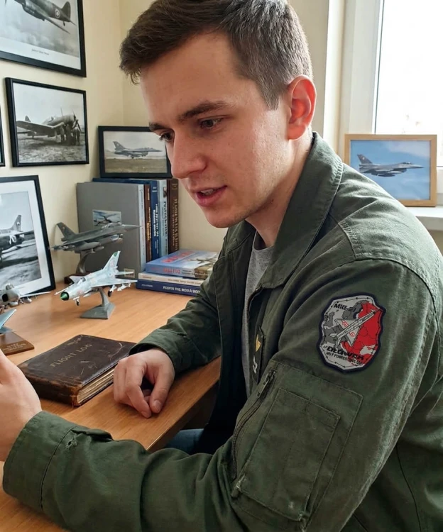 Naszywka MiG-21 na kombinezonie młodego pasjonata lotnictwa