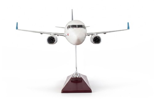 Boeing 737 Oman Air przodem