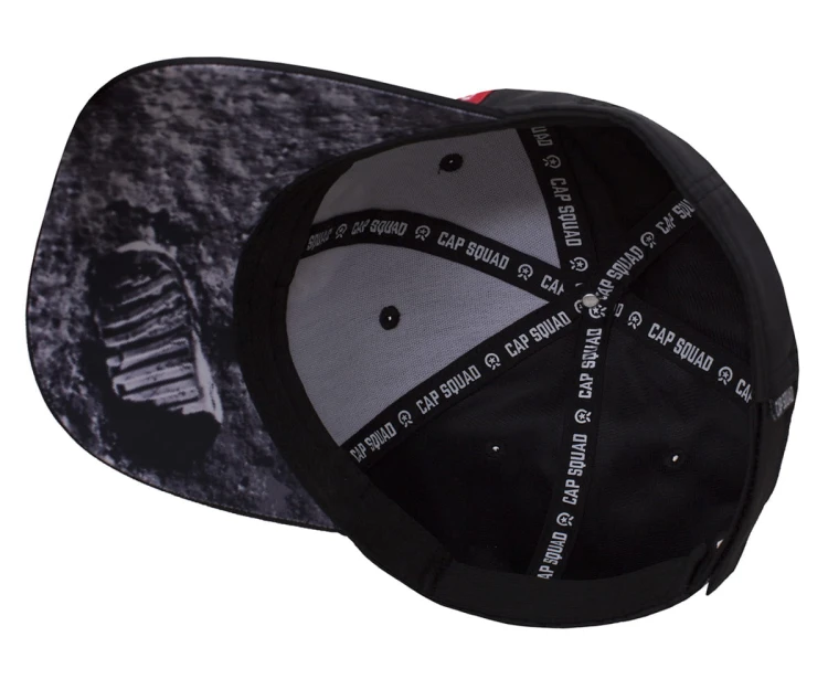 NASA Remove Before Flight z grafiką pod daszkiem