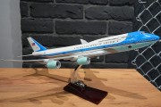 Air Force One Boeing 747 widok ze skosu