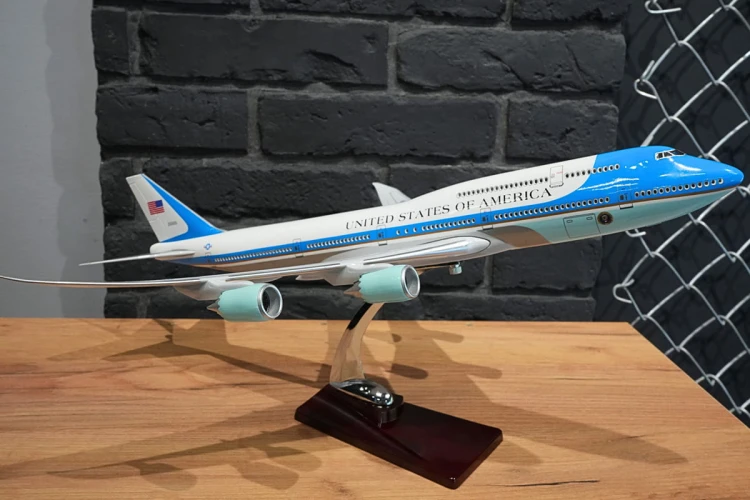 Air Force One Boeing 747 widok ze skosu
