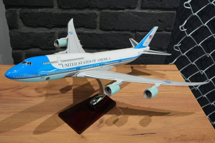 Air Force One Boeing 747 widok ze skosu