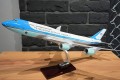 Air Force One Boeing 747 widok ze skosu