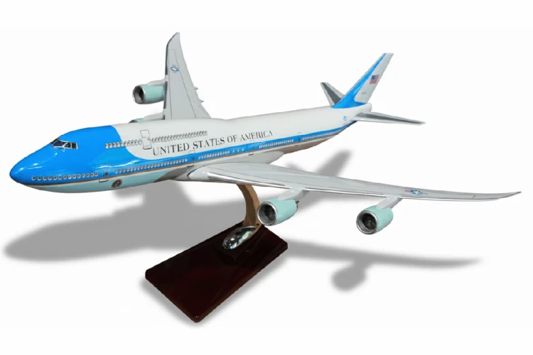 Air Force One Boeing 747 widok ze skosu