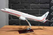 Boeing 737 Rządowy Piłsudski widok ze skosu