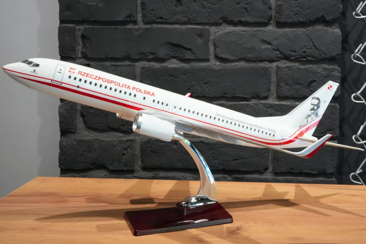 Boeing 737 Rządowy Piłsudski widok ze skosu