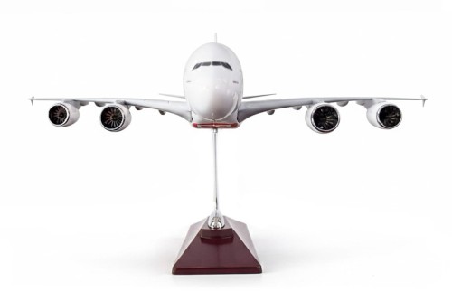 Airbus A380 Emirates na wprost