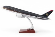Boeing 787 Dreamliner Royal Jordanian z boku