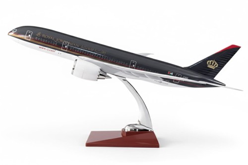 Boeing 787 Dreamliner Royal Jordanian z boku