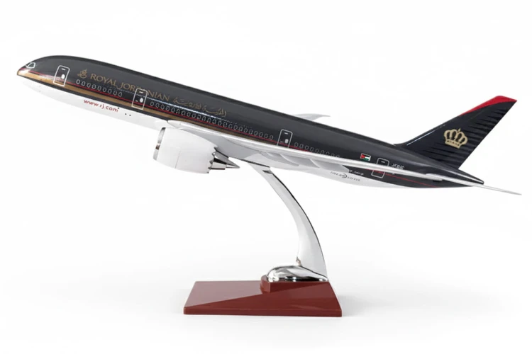 Boeing 787 Dreamliner Royal Jordanian z boku