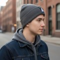 Czapka zimowa F-14 na głowie młodego mężczyzny