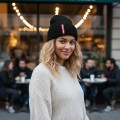 Czapka zimowa RBF na głowie kobiety