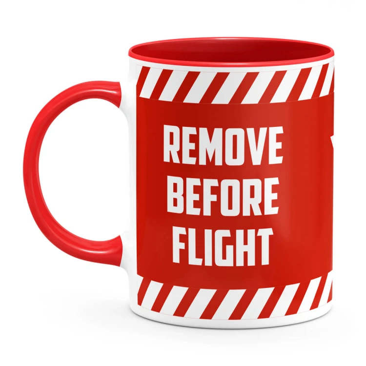 Czerwony kubek Remove Beefore Flight z uchem po lewej