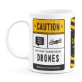 Biały kubek CAUTION DRONES ucho po lewej